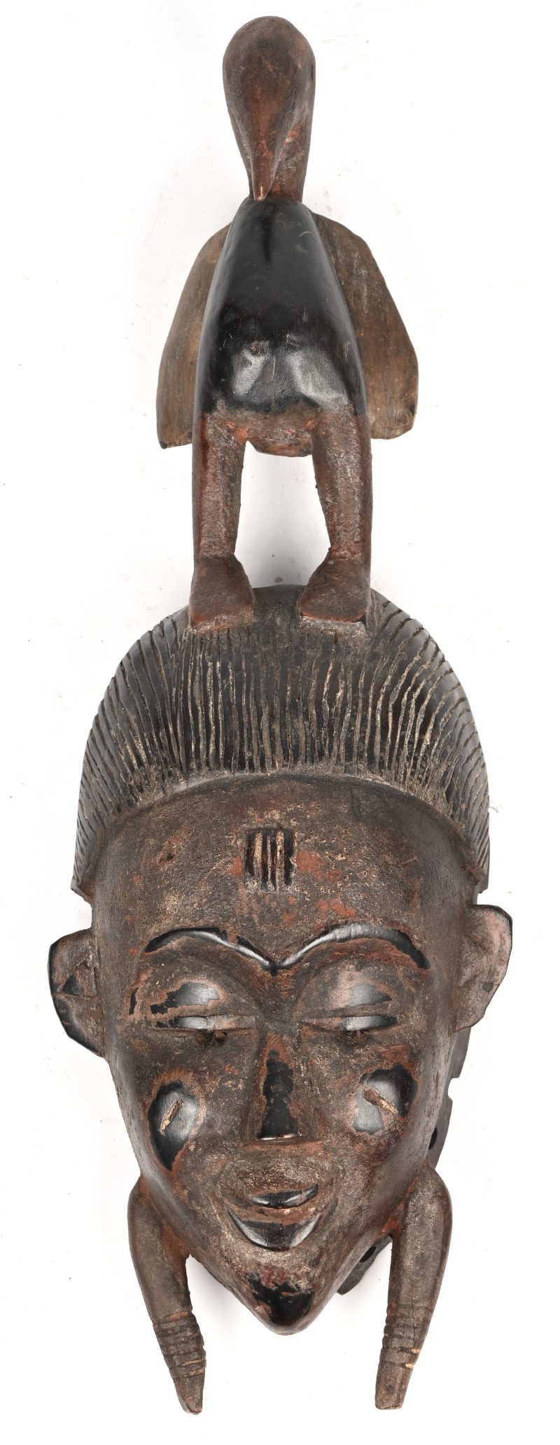 Een masker van gesculpteerd hout met resten van polychrome. Baoule, Ivoorkust.