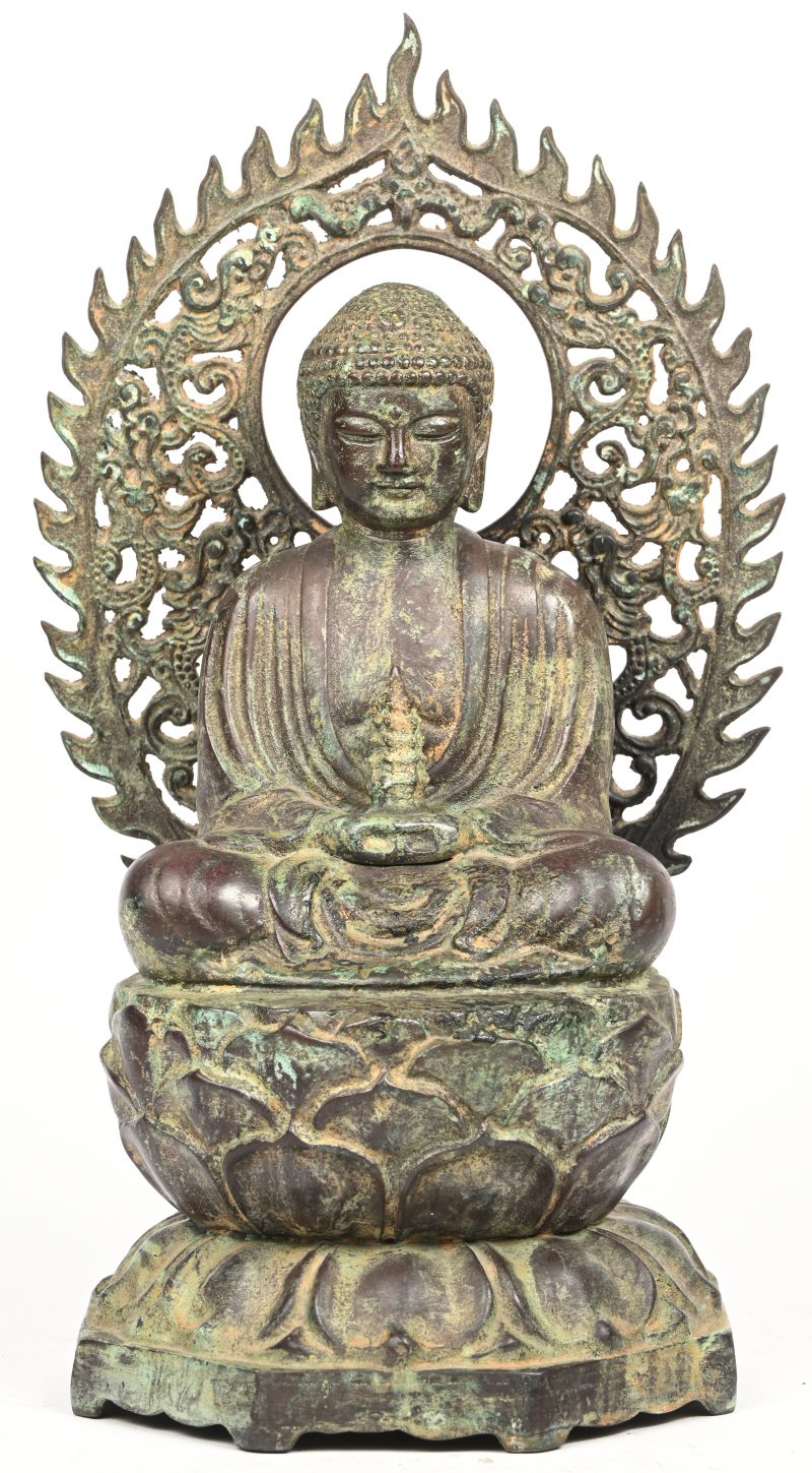 “Boeddha zittend op een lotustroon”. Een bronzen beeld. Onderaan gemerkt.