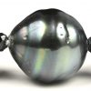 Een halssnoer van donkere Tahitiparels met zilveren slot.