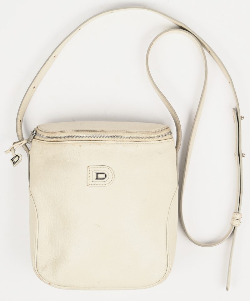 Een beige handtas model “Macao”. Gemerkt. Deze tas kan cross-body gedragen worden.