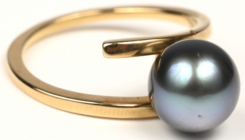 Een 18 kt geelgouden ring bezet met een Tahiti parel.