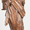 Een gepatineerd houten gesculpteerd beeld van een dame in gewaad met bijenkorf.