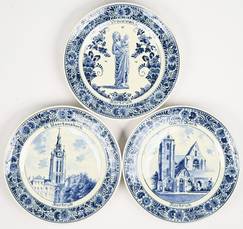 Een set van 3 borden met zichten uit Kortrijk, Delfts Blauw, Platteelbakker RAM.