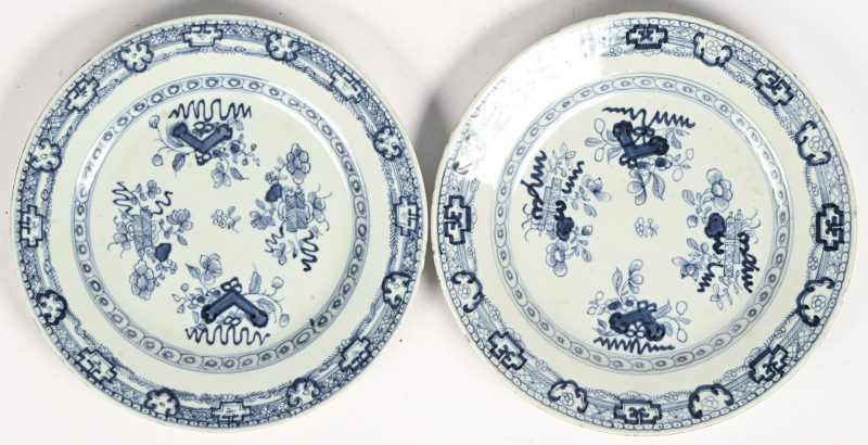 Een set van 2 oud Chinese borden met florale motieven.