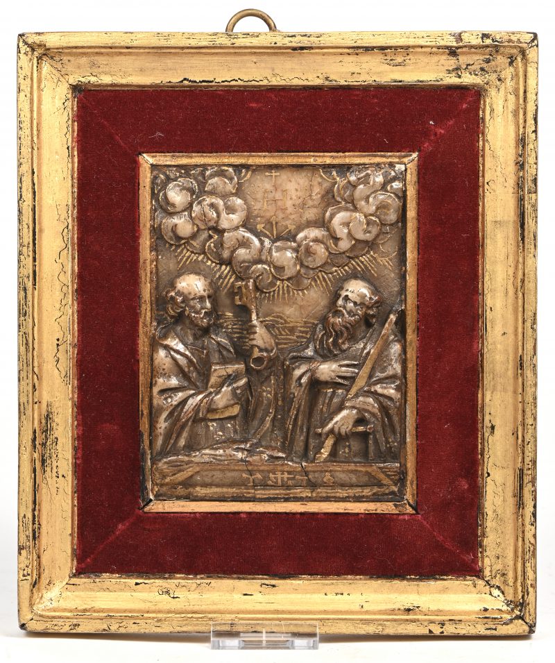 Een reliëf in Mechelse albast, Petrus en Paulus, met vergulde delen in een houten kader, verguld en met vilt.
