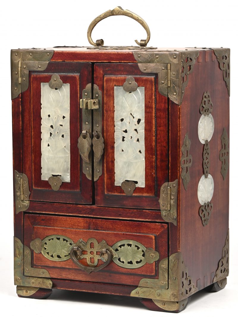 Een Chinees houten juwelenkastje met parerlmoer en koperen plaquettes versierd. In twee niveaus.