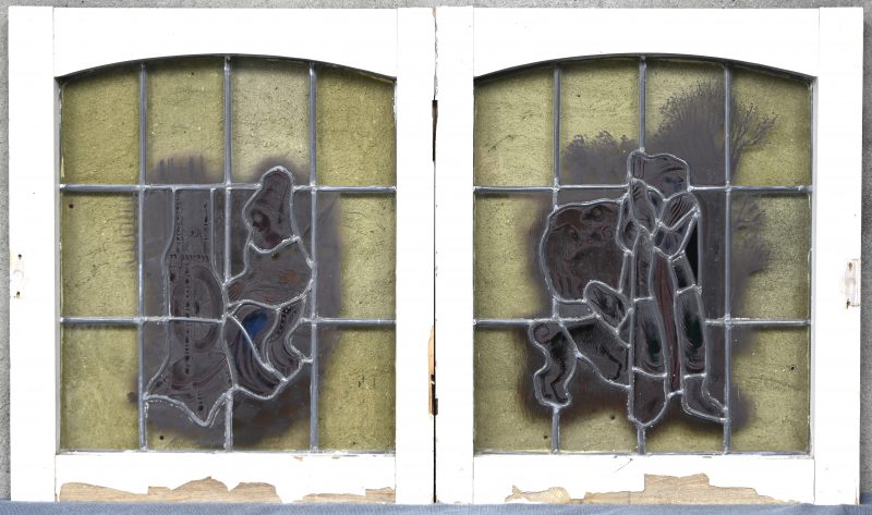 Een set van 2 glas-in-lood ramen, een spinnende dame en een schaapherder.
