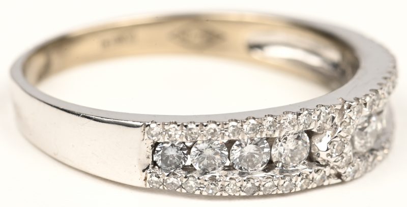 Een 18 kt witgouden ring bezet met briljanten met een gezamenlijk gewicht van +- 0,50 ct.