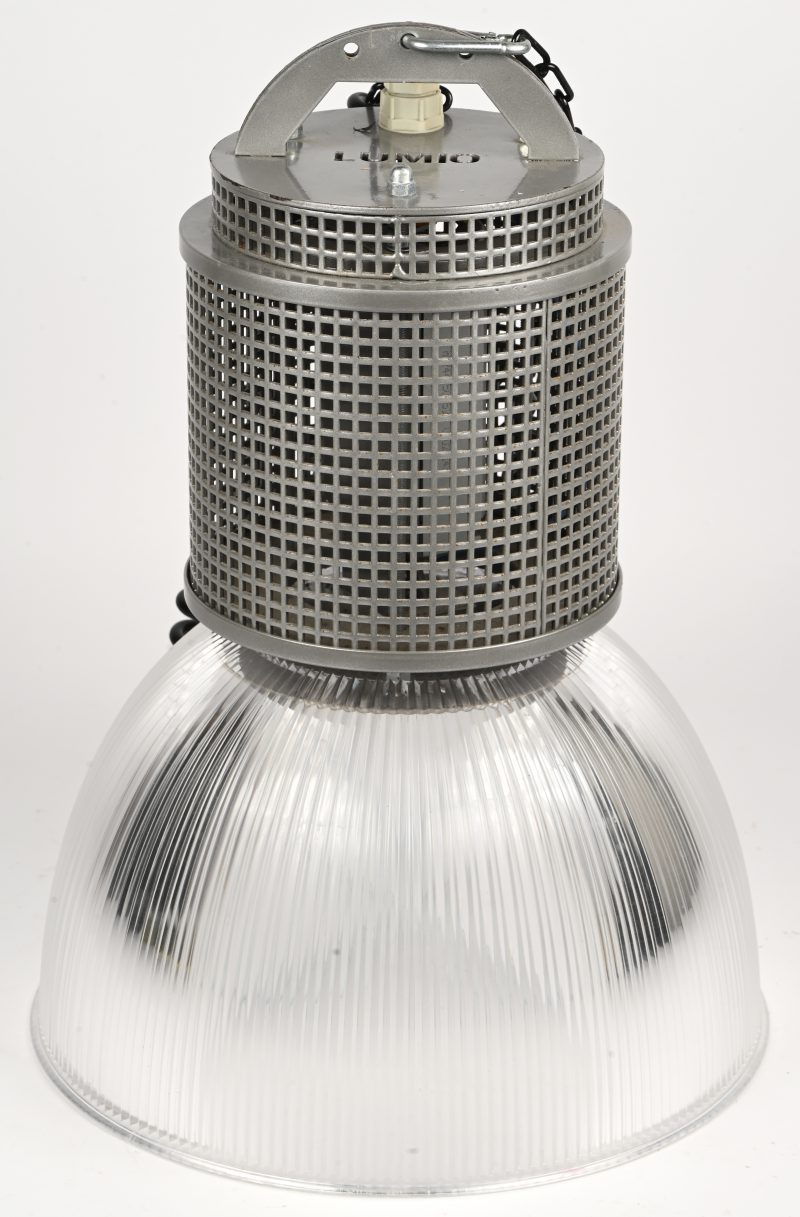 Een industriële stijl kunststoffen hanglamp.