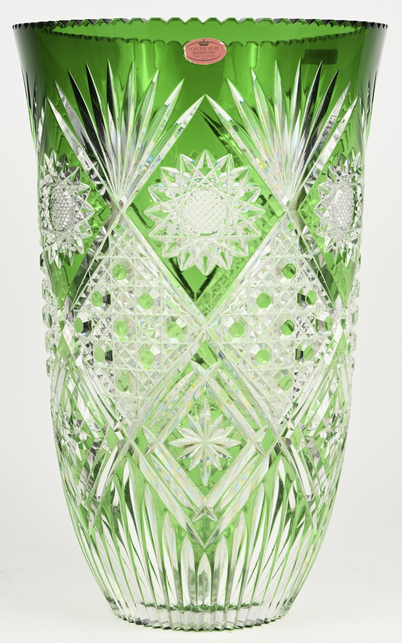 Een geslepen kristallen vaas, groen in de massa.