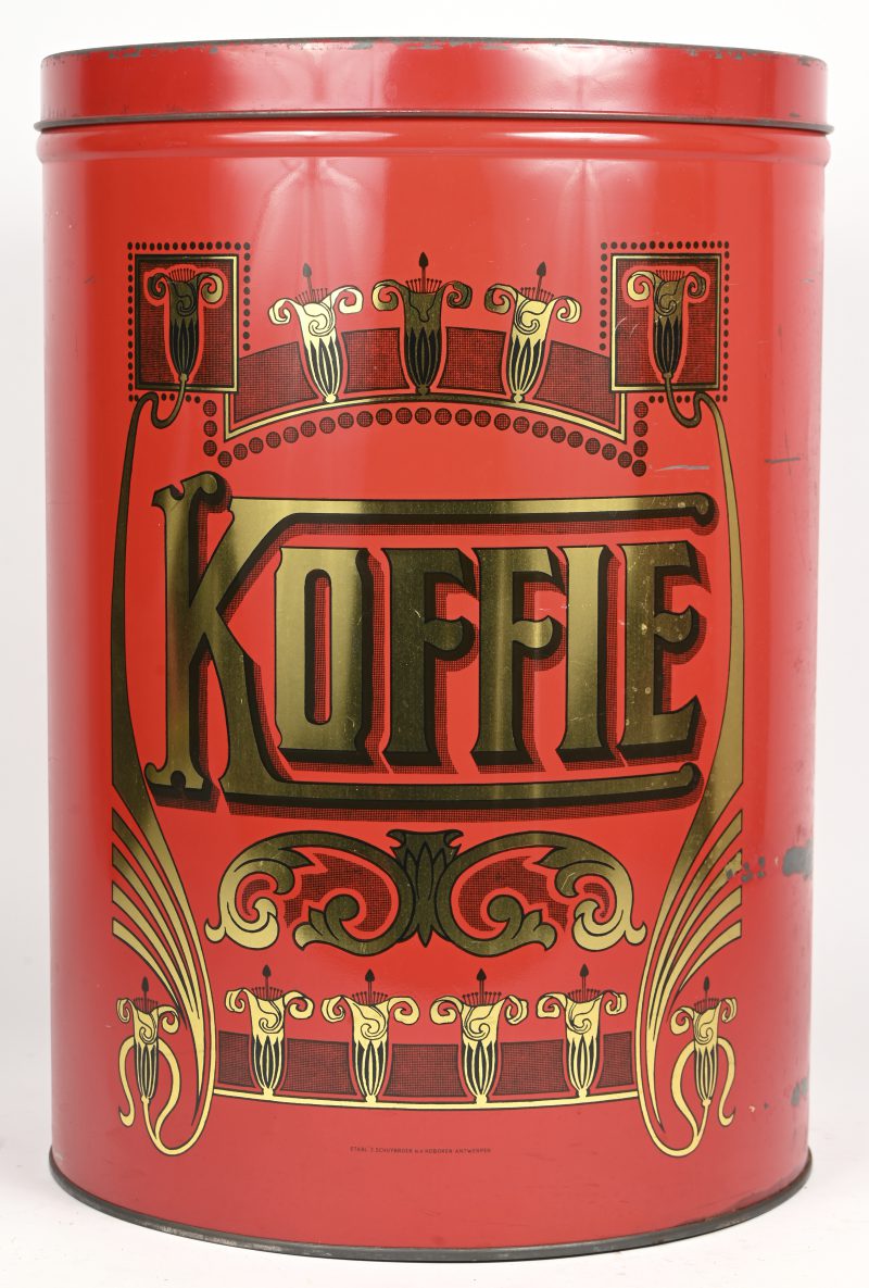 Een groot cilindervormig koffieblik, met Art Deco opschrift “KOFFIE”. Rood, zwart en goud kleuren. Vervaardigd door “Établ. J. Schuybroek s.a. Anvers”.