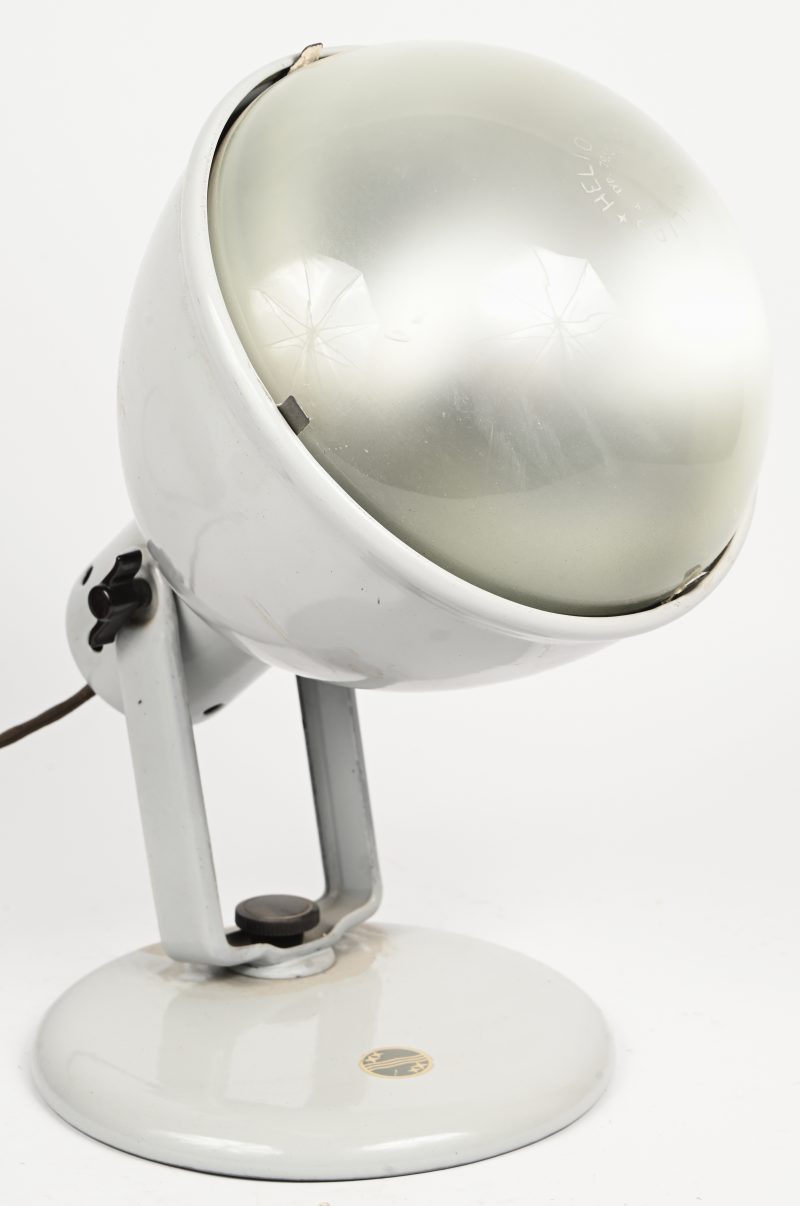 Een vintage grijs emaille bureaulamp. Gemerkt Philips, met Helioflux lamp.
