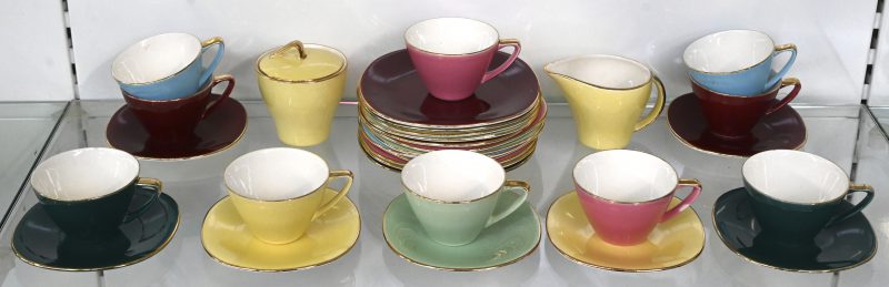 Een lot vintage Boch porseleinen servies. Meerkleurig, model SATURN/MIAMI. Bestaande uit 10 kopjes, suikerpot, melkkan en 19 schotels met 2 groottes.