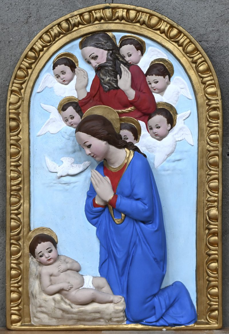 “Maria met baby Jezus”. Een reliëf paneel uit gips.
