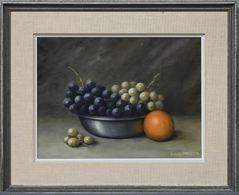 “Stilleven met druiven en sinaasappel”. Olieverf op doek. Gesigneerd en gedateerd 1981.