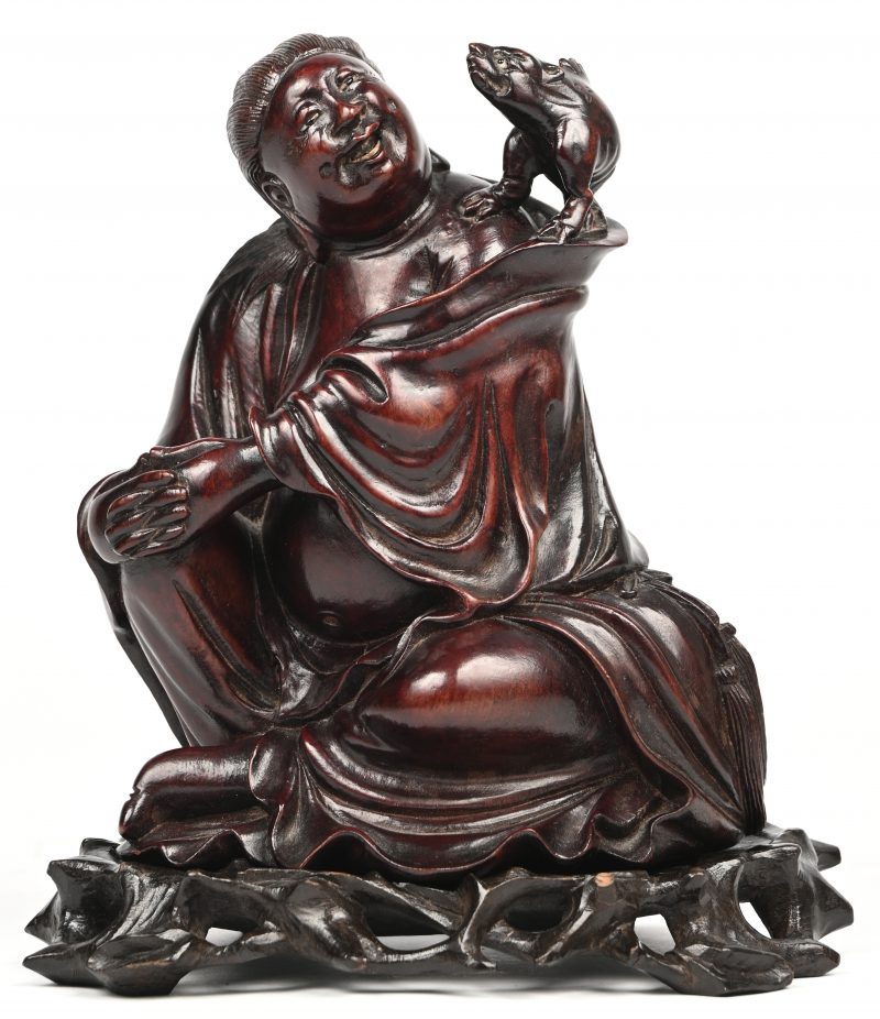 Een houten Buddha beeld op sokkel, beide getekend.