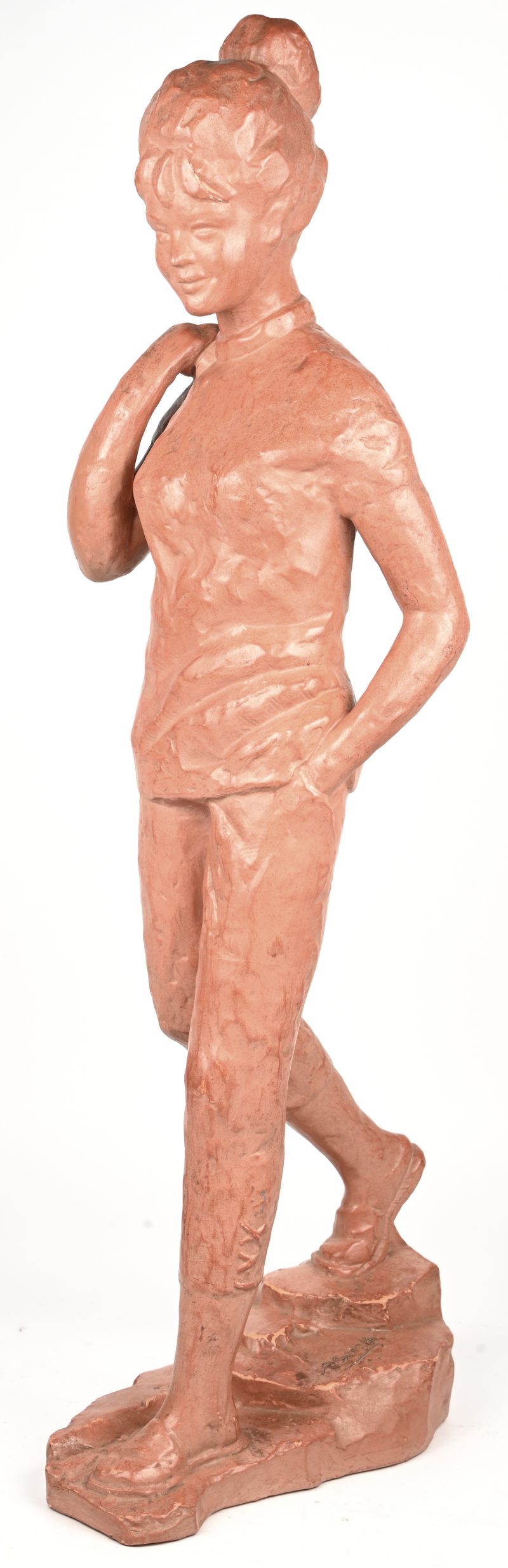 Een terracotta beeld van een meisje, getekend P. Sersté.