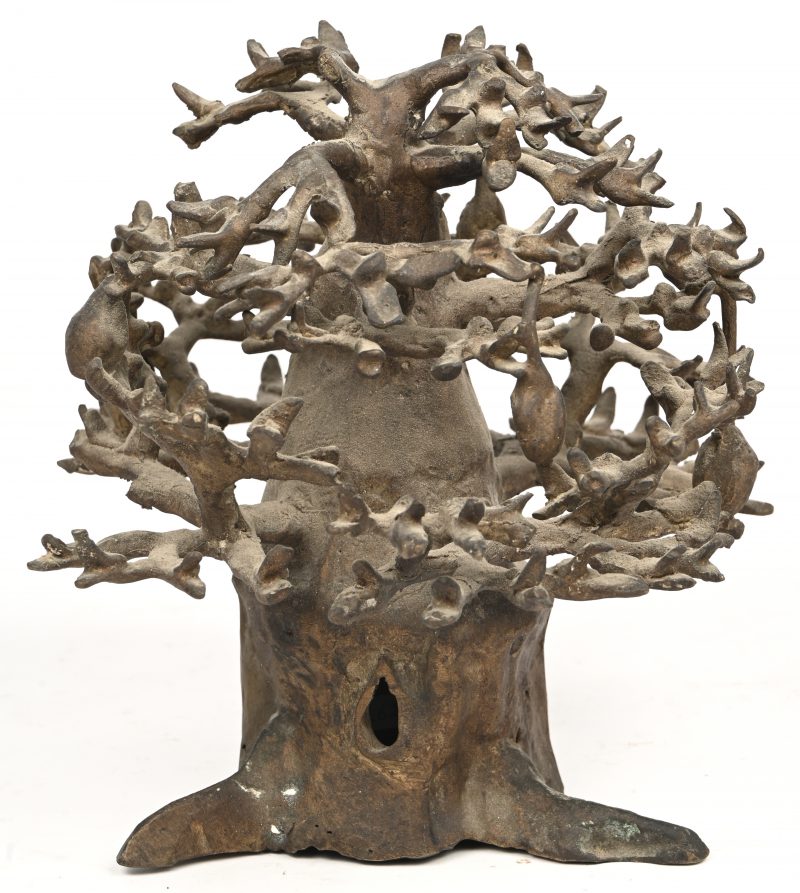 Een bronzen beeldje van een baobab. Senegal.