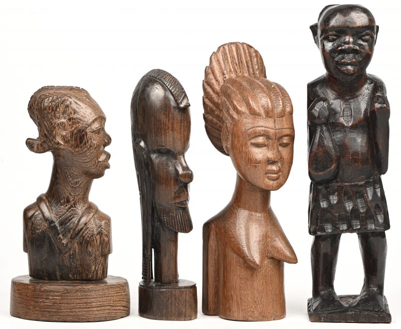 Vier diverse houten beeldjes. Kongo.