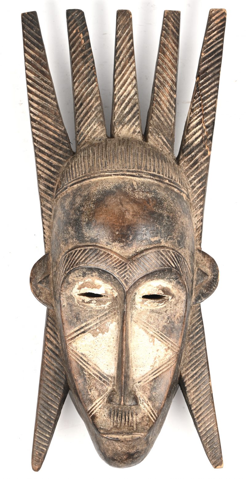 Een gebeeldhouwd houten masker. Afrikaans werk.