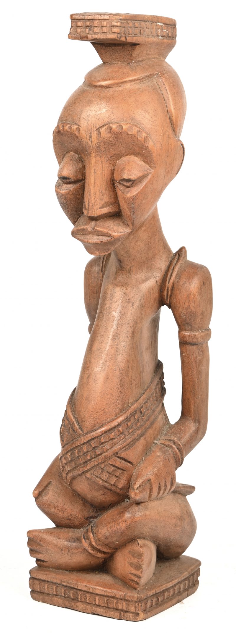 Een houten beeld van een hurkend personage. Afrikaans werk.