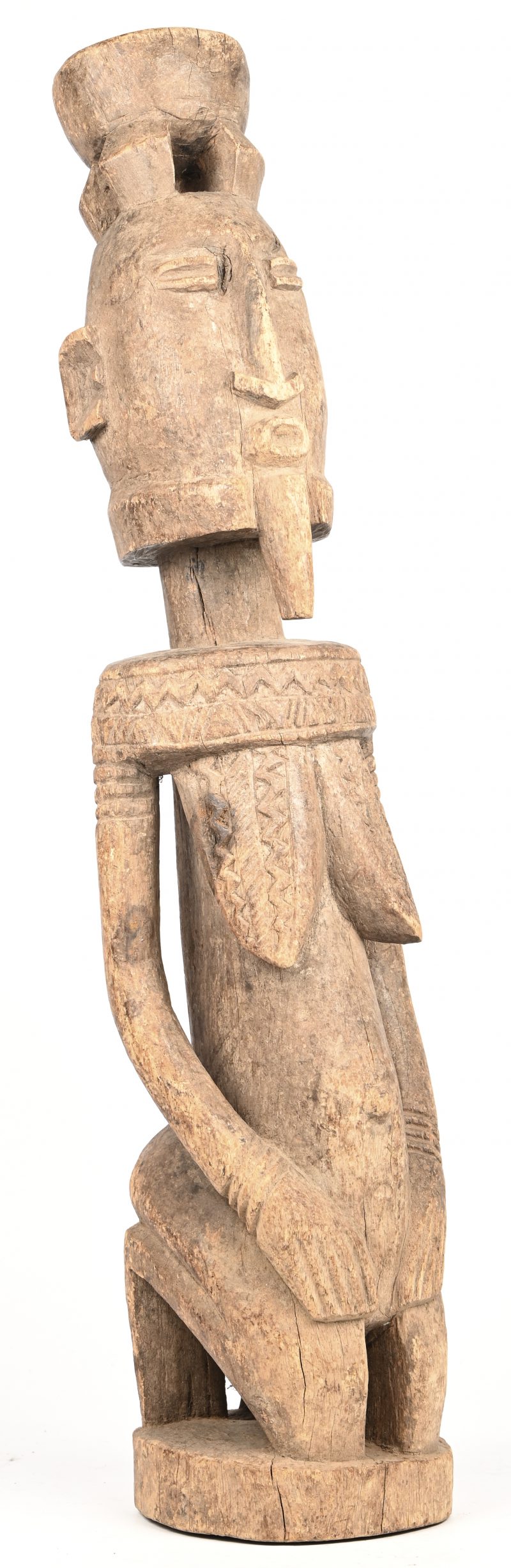 Een houten beeld van een knilende vrouw. West-Afrikaans werk.