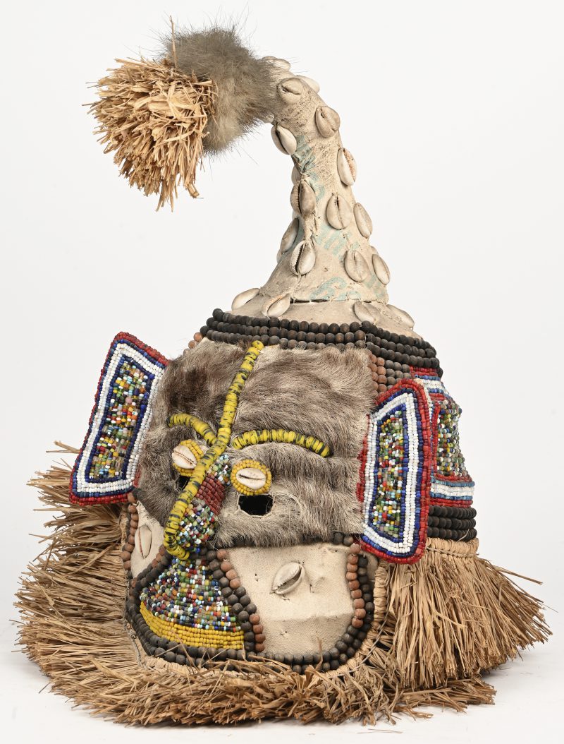 Een helmmasker met leder, vacht en parels versierd. Bakuba, Kongo.