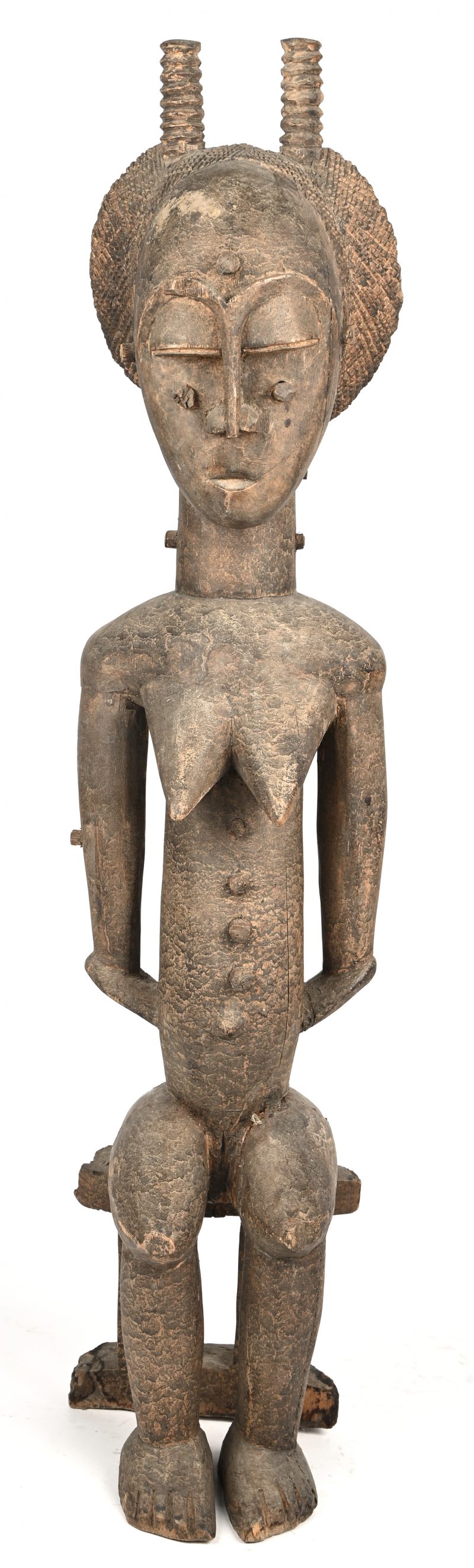 Een houten beeld van een zittende vrouw. Kongo.