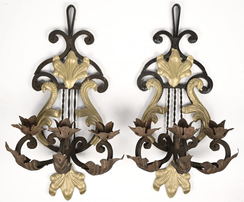 Een set van twee wandkandelaars in smeedijzer in de vorm van een met bloemen versierde lier.