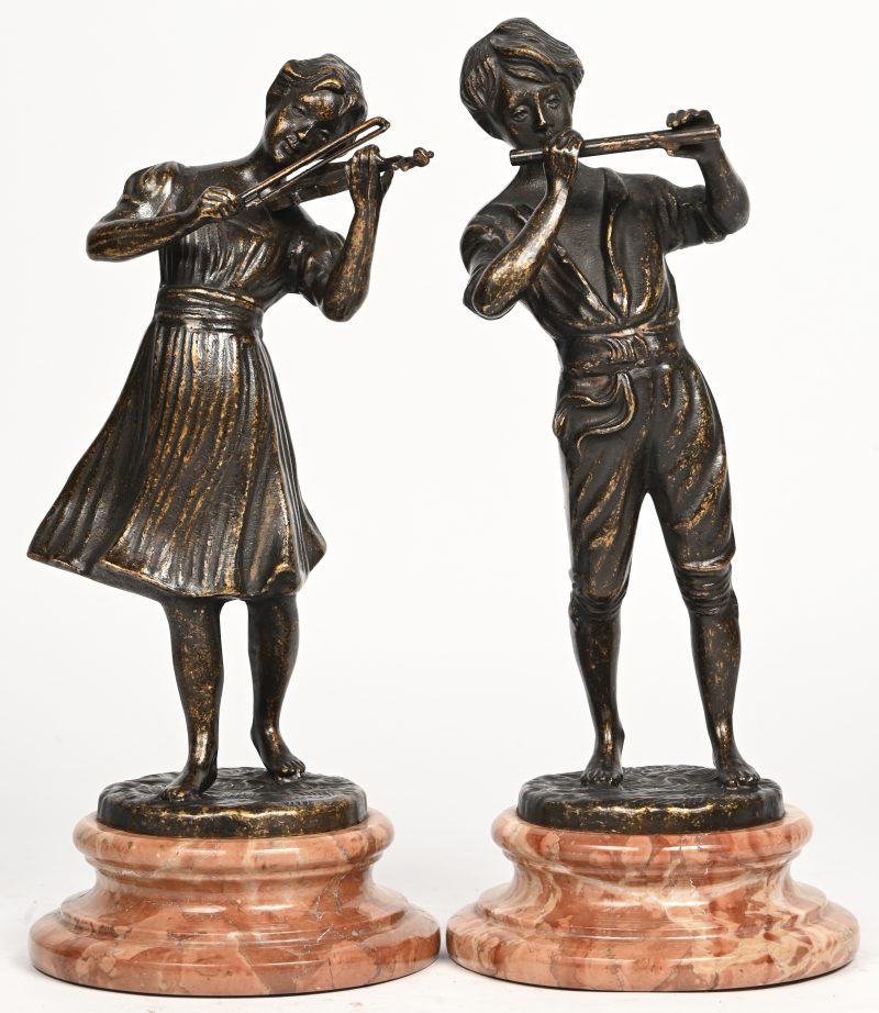 “Muzikanten”. Een paar brons gesculpteerd beeldjes van een vioolspeelster en fluitspeler, op marmeren voet. Naar Fonderia Lancini.