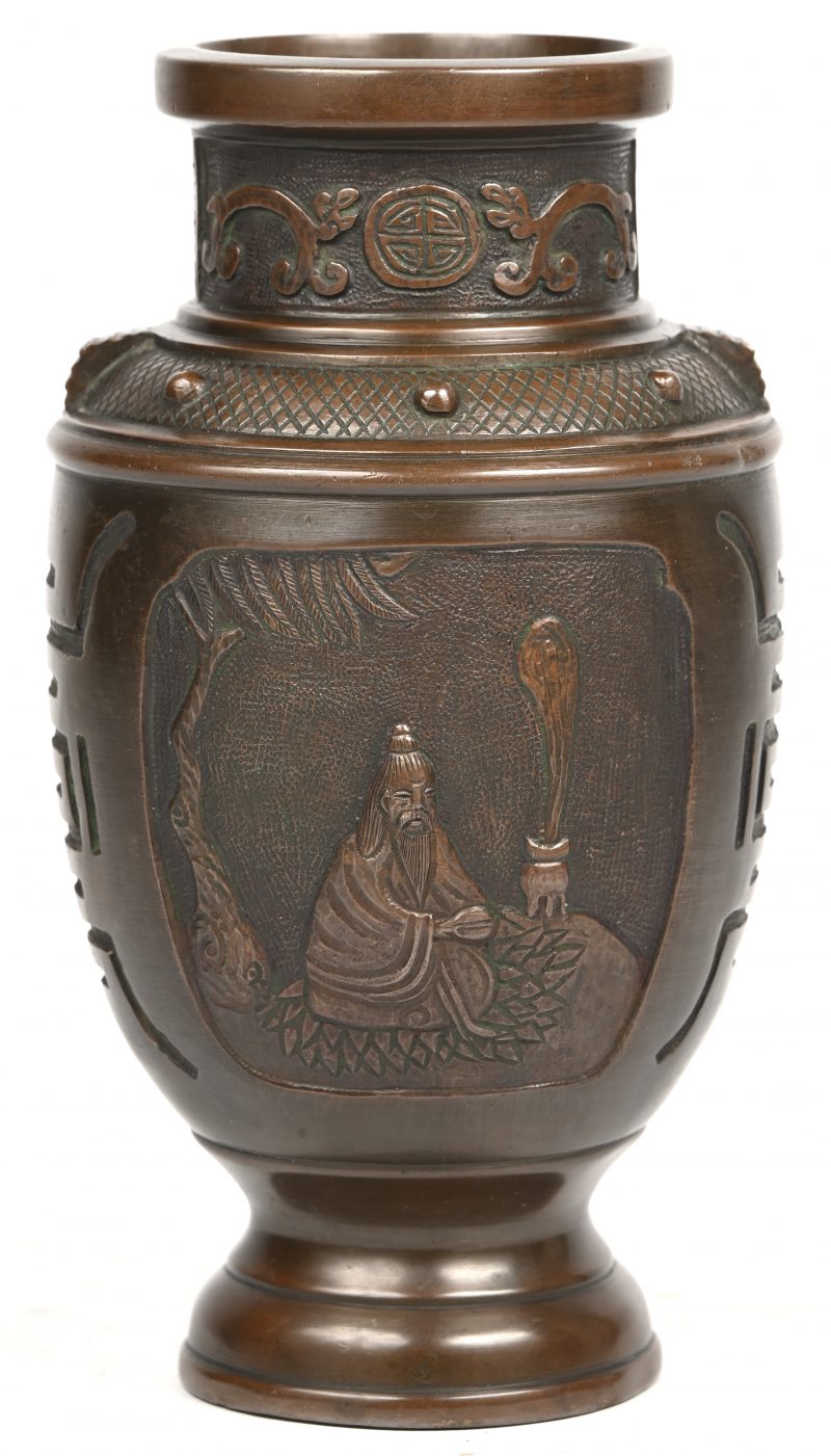 Een Japanse bronzen vaas met als decor een zittende man met rokend wierrookvat.