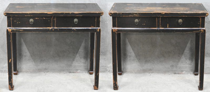 Een set van 2 oude Chinees houten bureautjes, elks met 2 laden.