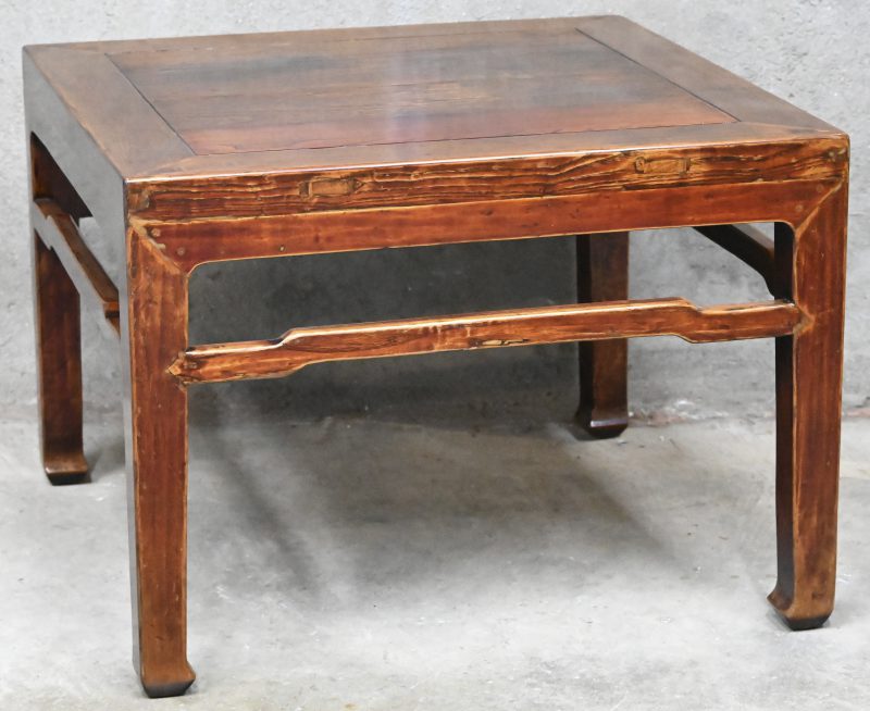 Een vierkante Chinese massief houten salontafel.