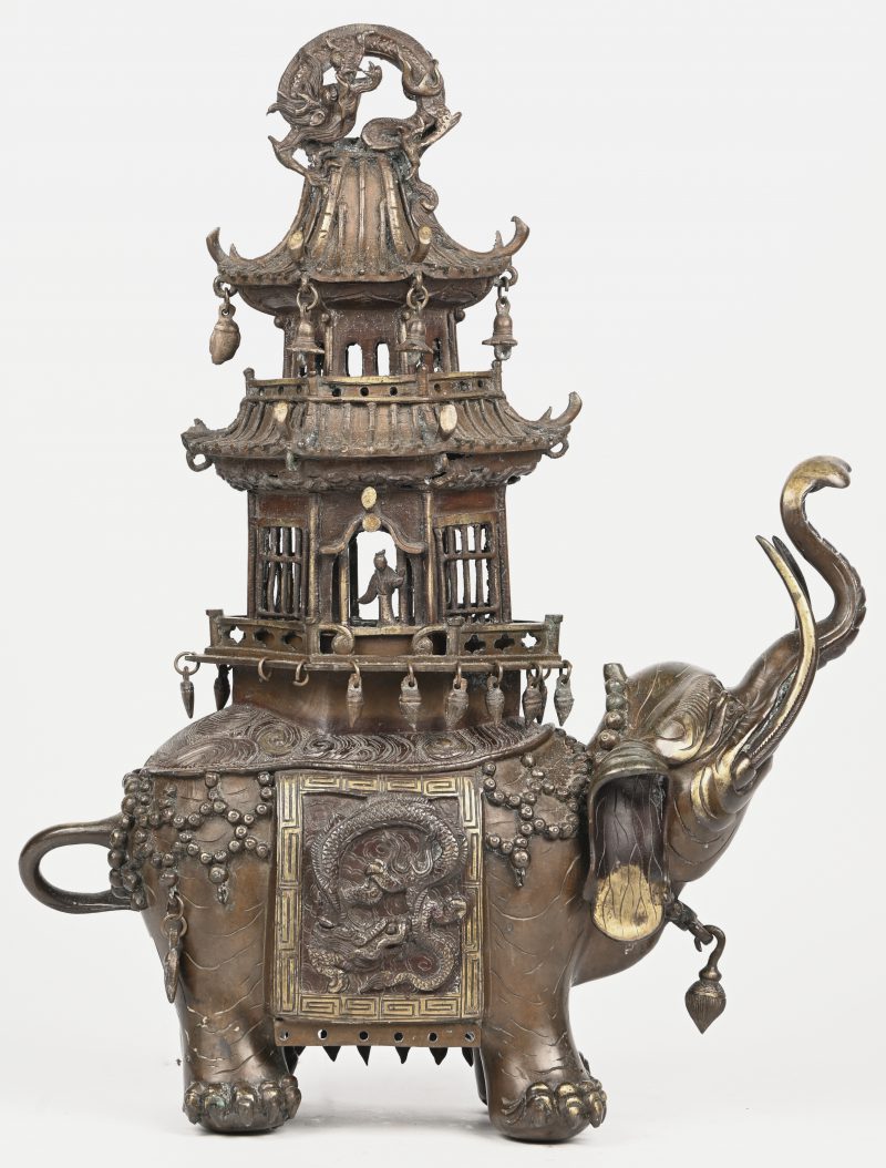 Een Chinese bronzen wierrookbrander in de vorm van een olifant met pagode.