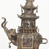 Een Chinese bronzen wierrookbrander in de vorm van een olifant met pagode.