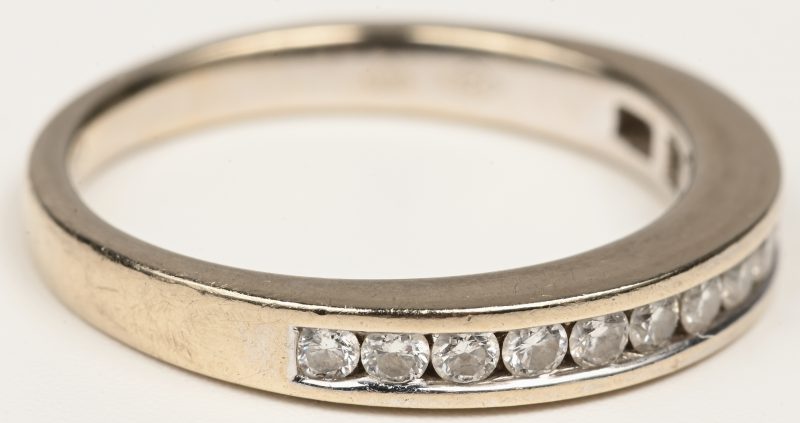Een 18 kt witgouden ring bezet met briljanten met een gezamenlijk gewicht van +- 0,31 ct.