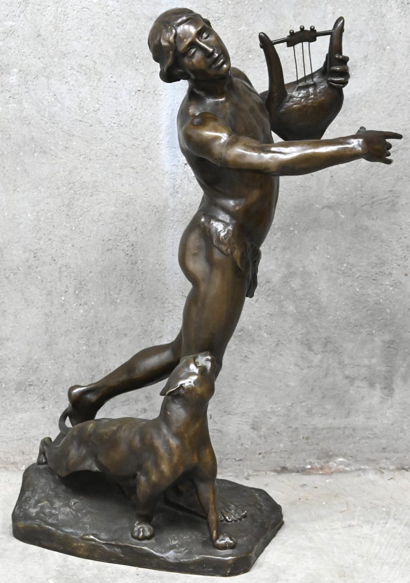 “Orpheus”. Een gepatineerd bronzen beeld van een schaars gekleede man met harp en aan diens voeten een poema. Onderaan gesigneerd.