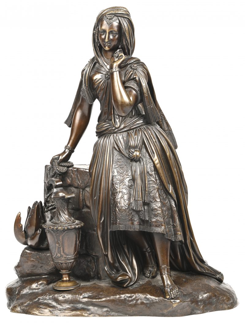 Een bronzen beeld voorstellend een oosterse dame aan de waterput. Achteraan genummerd ‘3132’.