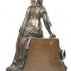 Een bronzen beeld voorstellend een oosterse dame aan de waterput. Achteraan genummerd ‘3132’.