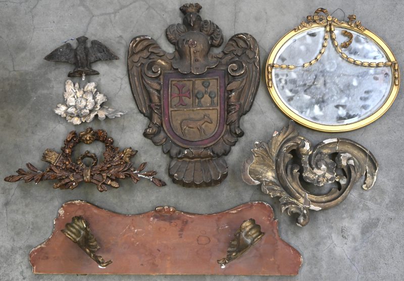 Een lot houten voorwerpen, bestaande uit een verguld spiegeltje in Lodewijk XVI-stijl, een kleine wandconsole, een wapenschild, en vier ornamenten