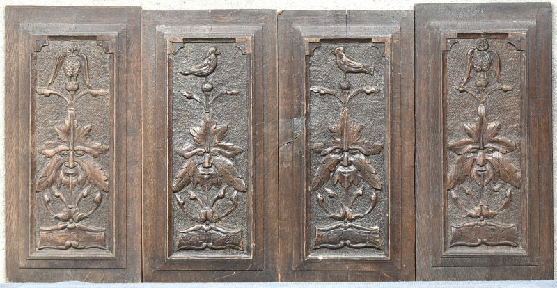 Vier gebeeldhouwde eikenhouten panelen met vogeldecor en een wildeman. Inscripties: “Willekom in ons huis, 1636 en FST”. XIXde eeuw.