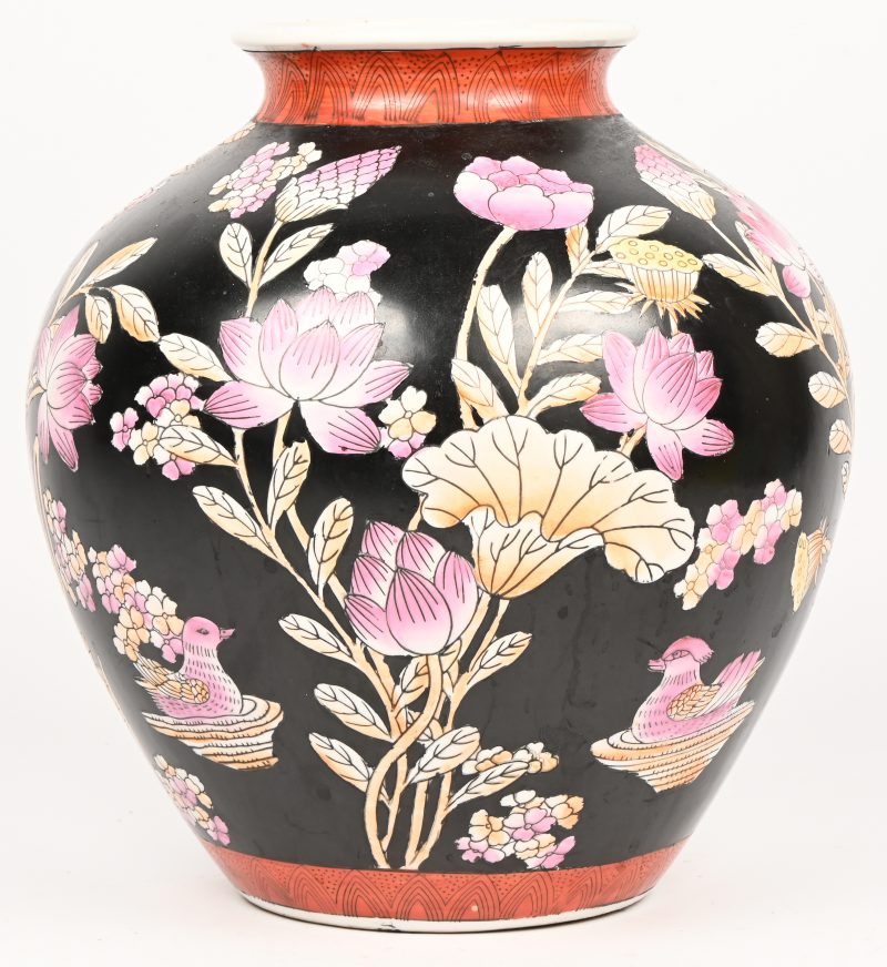 Een bolle Chinese vaas, met zwarte achtergrond en een decor met roze en beige van bloemen en vogels.