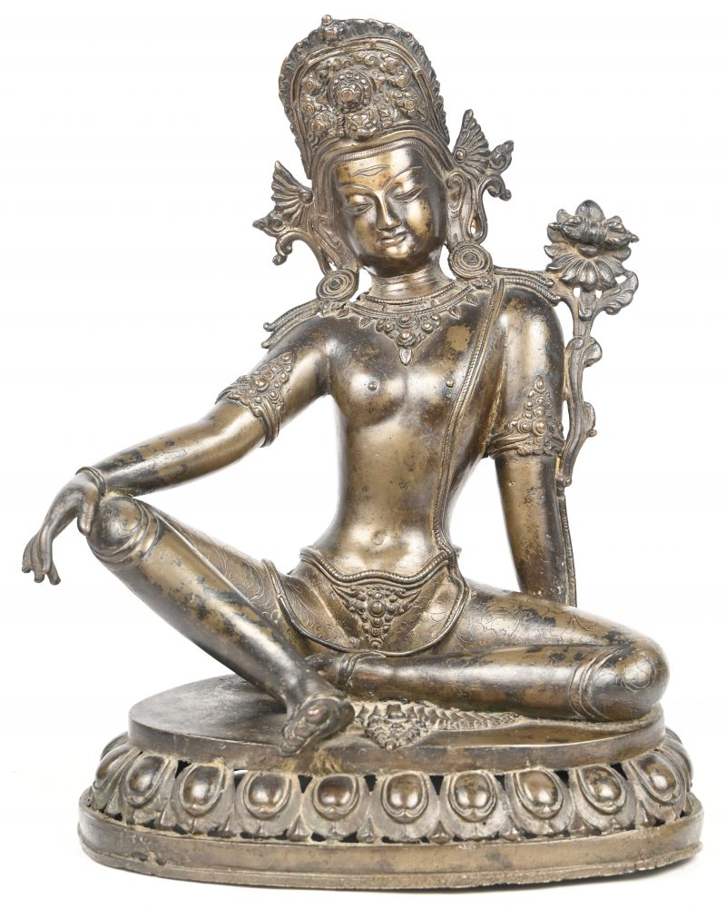 Een brons gesculpteerd beeld van Bodhisattva Indra in rusthouding. Vermoedelijk 19e eeuws.