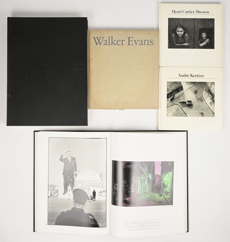 Een lot van 5 kunstboeken met thema fotografie, bestaande uit; Jeanloup Sieff - 40 Years of Photography - Hardcover, In Our Time - The world as seen by Magnum photographers - William Manchester - Hardcover, Walker Evans - The Museum of Modern Art, New York - Hardcover, Henri Cartier-Bresson & André Kertész - Aperture.