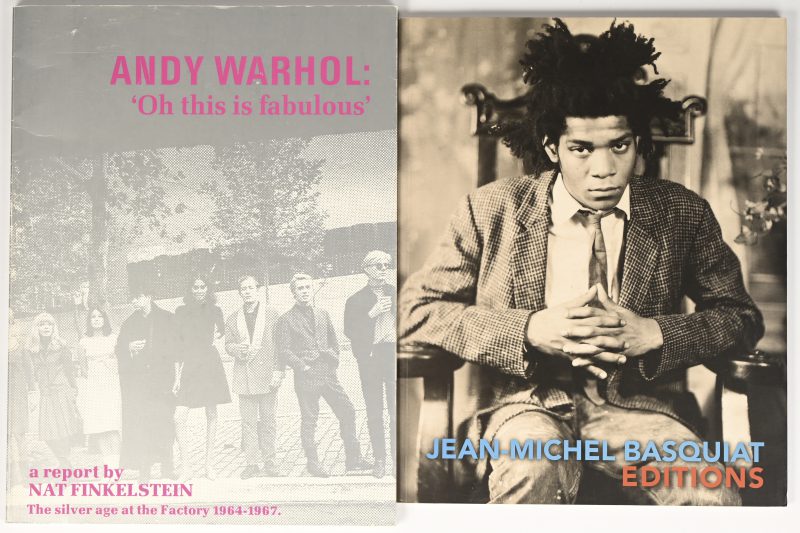 Een lot van 2 kunstboeken, bestaande uit “Jean-Michel Basquiat Editions”, een zeldzame catalogus prospectus naar een portfolio van 4 zeefdrukken door Jean-Michel Basquiat, postuum geprint door Brand X Editions in New York, 2001, door DeSanctis Carr Fine Art. En “Andy Warhol: Oh this is fabulous - a report by Nat Finkelstein - The silver age at the Factory 1964-1967”, Bébert editions Rotterdam.