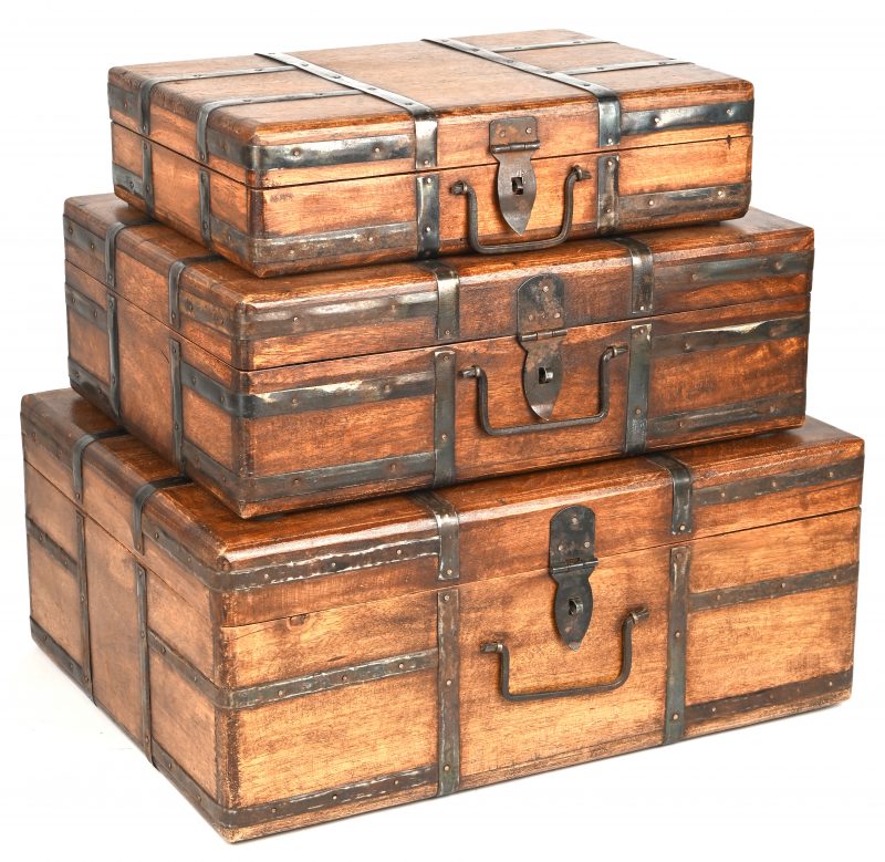 Een lot van 3 houten opbergkoffertjes met slotje, handvat en koperen strips belegd.