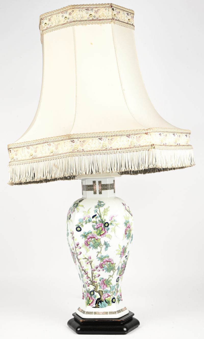 Een tafellamp met floraal decor met porceleinen voet van Limoges.