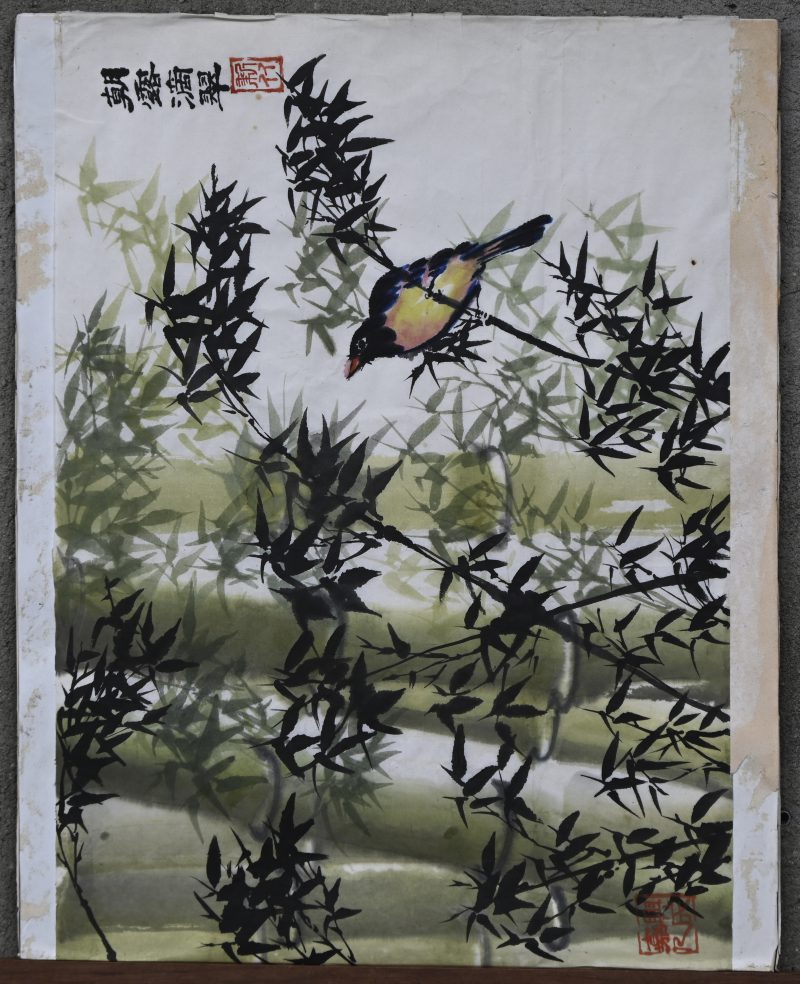 Een Chinese aquarel op papier met een bamboo bos met een vogel.