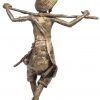 Een bronzen beeldje van een Aziatisch figuur met strohoed.