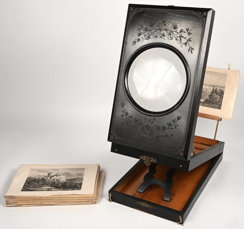 Een Edwardiaanse gezwart houten graphoscope met gegraveerde details. Openklapbaar, met bijhoredende etsen.